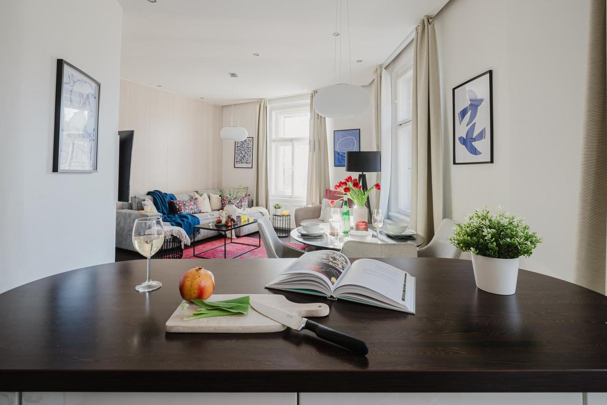 Days - Stylish - Netflix - Hip District * Praha