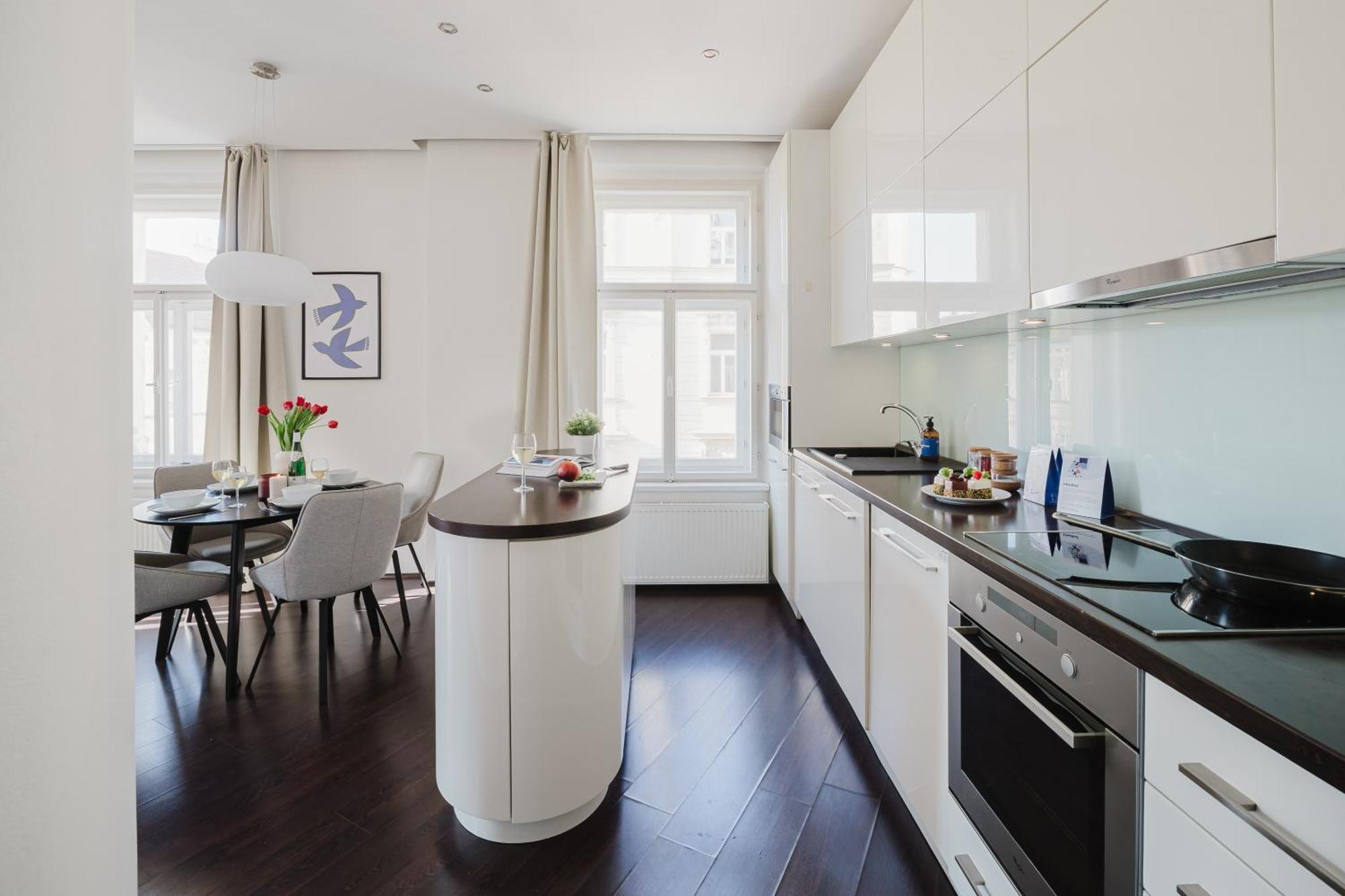Days - Stylish - Netflix - Hip District * Praha