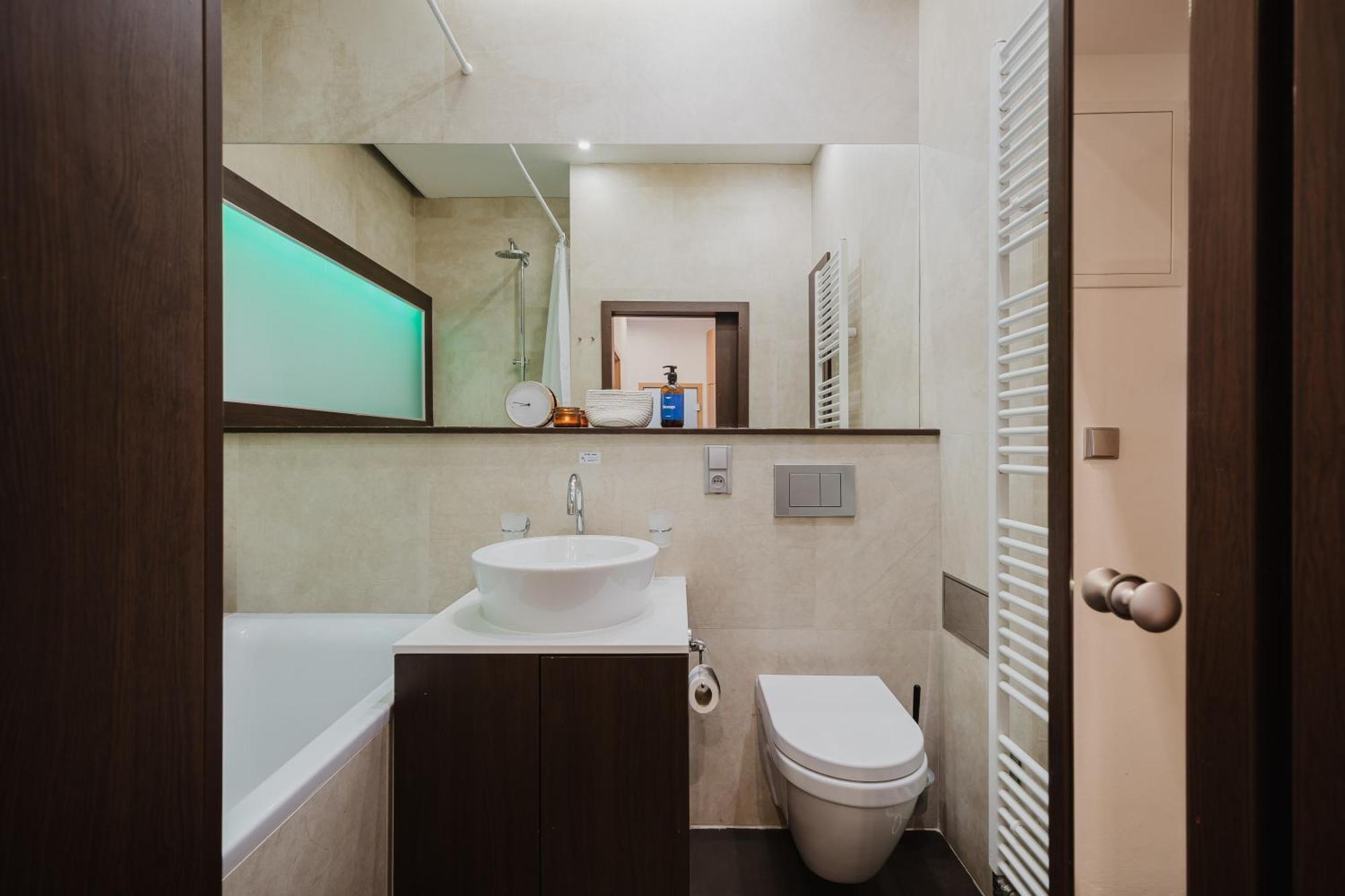 Days - Stylish - Netflix - Hip District Praga